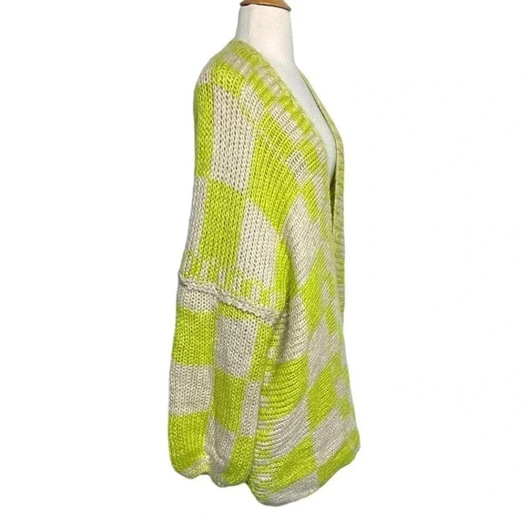 Urban Breeze M oversize lime green + cream checkerboard bell sleeve sweater‎ - Picture 3 of 9